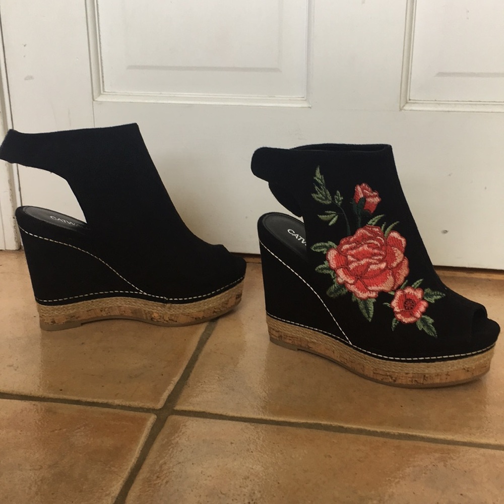 Black wedge with embroidered rose/ cork platform